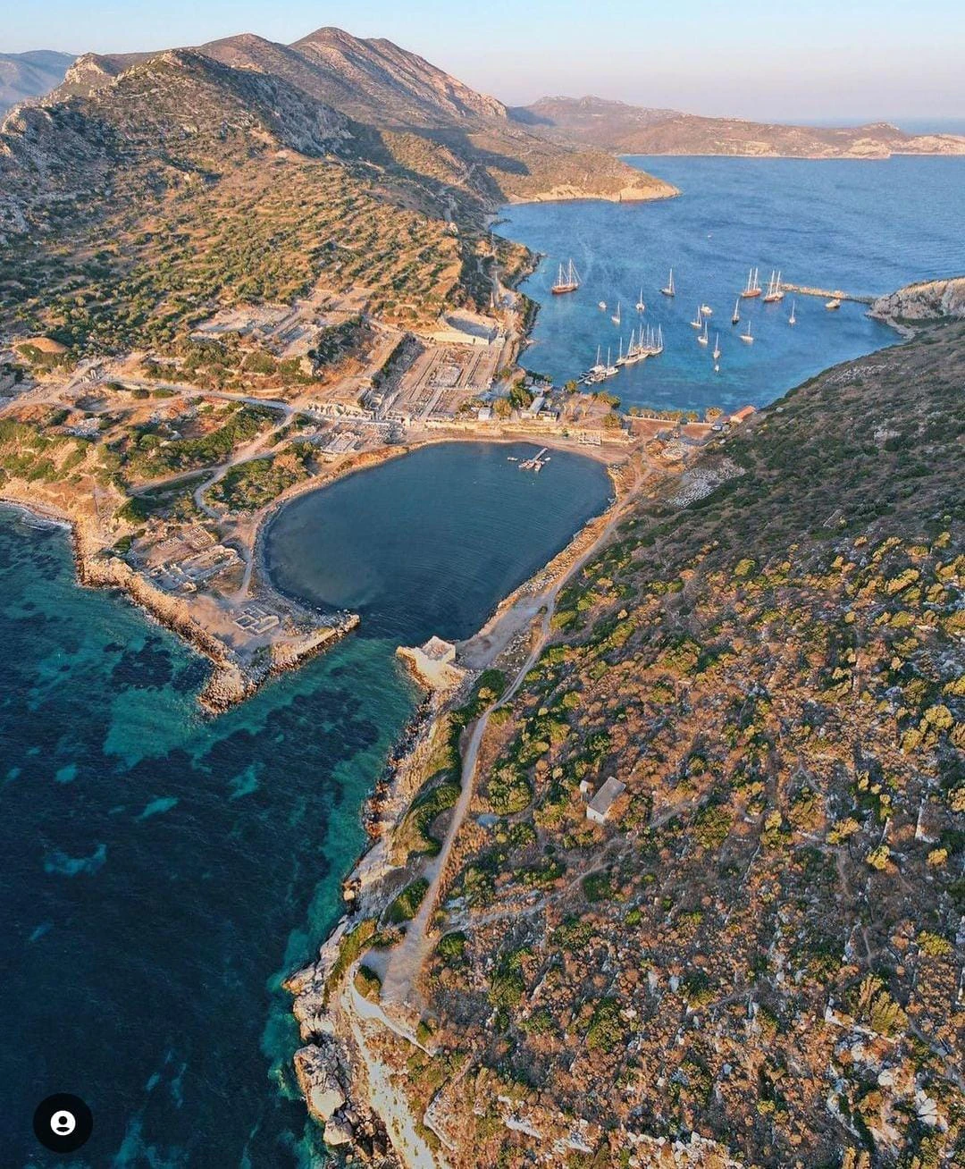 Arkeoloji Bölümü öğretim üyeleri başkanlığında sürdürülen Knidos, Anemurium, Iasos, Herakleia-Latmos, Ksanthos-Letoon ve Gökhöyük'teki Arkeolojik çalışmalar bir çok alanda titizlikle yürütülmektedir.